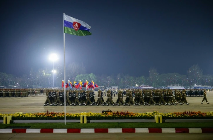 Des militaires birmans défilent à Naypyidaw, capitale de la Birmanie, le 27 mars 2026