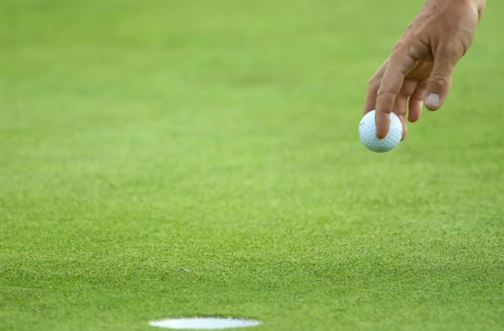 Un golfeur tenant une balle lors de la première journée de la Ryder Cup, au golfe de Saint-Quentin-en-Yvelines, le 28 septembre 2018 