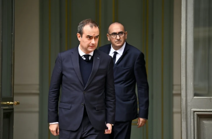 Le Premier ministre Sébastien Lecornu (g.) et le ministre de l'Intérieur Laurent Nuñez quittent une réunion interministérielle de crise au ministère de l'Intérieur, à Paris, le 19 octobre 2026