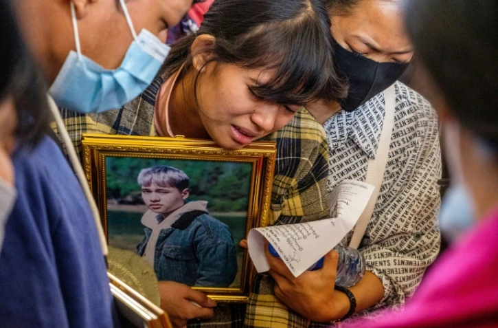 Une femme pleure la mort d'un de ses proches lors de ses funérailles, après la répression des forces armées birmanes, à Taunggyi, le 29 mars 2021