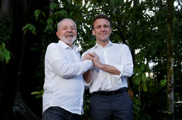 Le président brésilien Luiz Inacio Lula Da Silva et le président français Emmanuel Macron sur l'île de Combu, devant Belem, dans l'État du Para, au Brésil, le 26 mars 2024