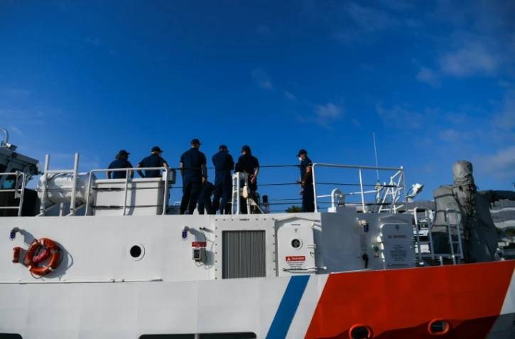 Des garde-côtes américains sur le pont d'une vedette à Miami, en Floride, le 26 janvier 2022