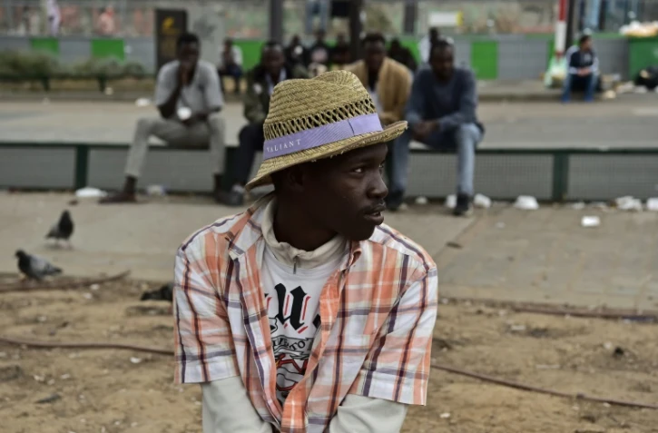 Des migrants campent près d'un centre humanitaire dans le nord de Paris, Porte de la Chapelle, le 27 juillet 2017