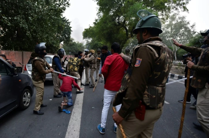 Des manifestants qui dénoncent la loi sur la citoyenneté à New Delhi font face à des policiers, le 15 décembre 2019