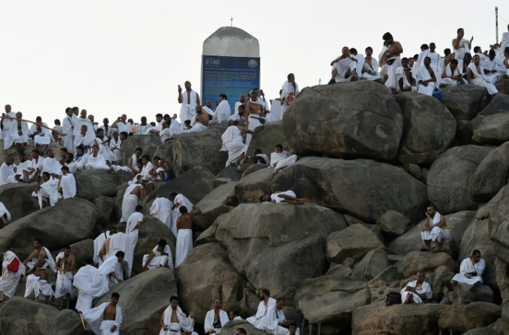 Des pèlerins musulmans prient le 10 août 2019 sur le mont Arafat, près de La Mecque, en Arabie saoudite, à l'occasion du hajj
