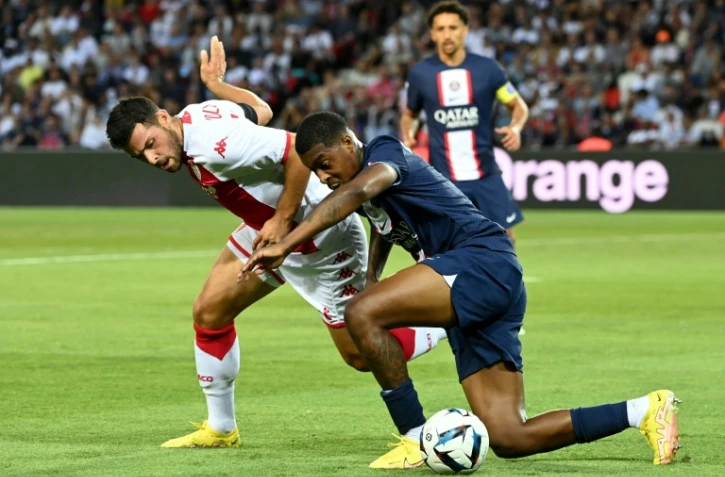 Le Monégasque Kevin Volland à la lutte avec  Presnel Kimpembe avant de marquer pour Monaco au Parc des Princes, le 28 août 2022 