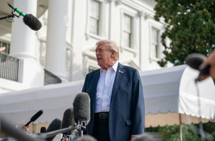 Le président américain Donald Trump s'adresse à la presse sur la pelouse sud de la Maison Blanche, le 26 septembre 2025 à Washington
