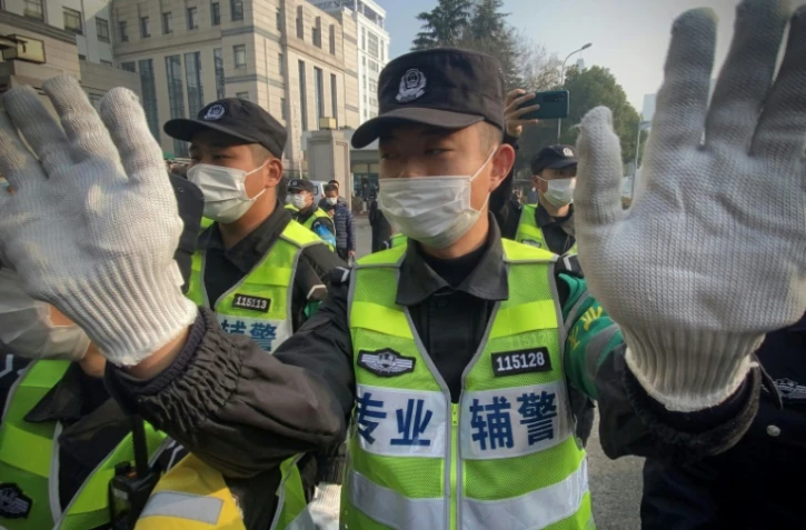 La police chinoise empêche les journalistes de s'approcher du tribunal de Shanghai où est jugée la journaliste citoyenne Zhang Zhang, le 28 décembre 2020