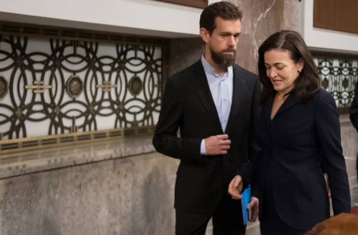Le fondateur de Twitter Jack Dorsey et la numéro deux de Facebook Sheryl Sandberg arrivent au Congrès américain pour témoigner devant une commission sénatoriale sur l'ingérence présumée de la Russie lors de la présidentielle de 2016, le 5 septembre 2018 à Washington