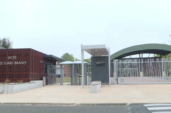 Capture vidéo de l'entré du lycée Edouard-Branly à Créteil le 22 octobre 2018 