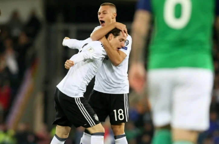 L'Allemand Joshua Kimmich (d) congratule son compatriote Sebastian Rudy après son but face à l'Irlande du Nord en qualif pour le Mondial-2018, le 5 octobre 2018 à Belfast