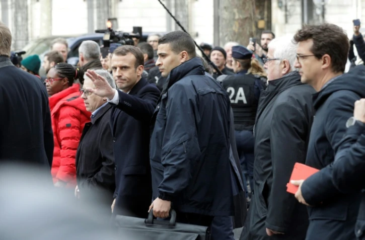 Le président Emmanuel Macron, le 2 décembre 2018 lors de sa visite à l'Arc de Triomphe à Paris