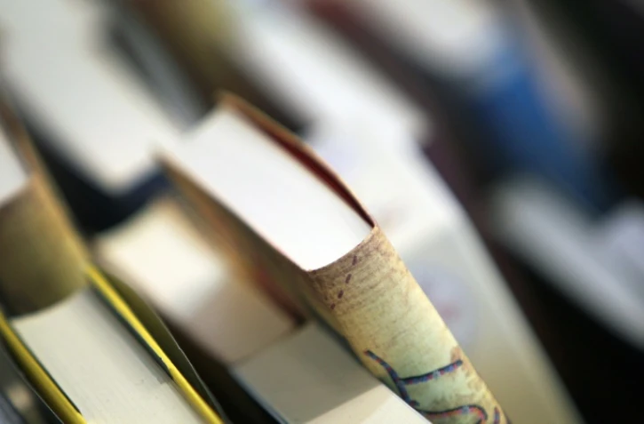 Le Booker Prize, prestigieux prix littéraire britannique consacrant depuis 50 ans des oeuvres de fiction en anglais, sera décerné lundi à l'un des six écrivains nominés, parmi lesquels des plumes de renom comme Margaret Atwood et Salman Rushdie.