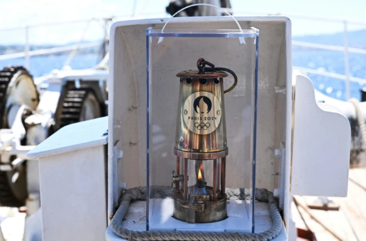 La flamme olympique à bord du trois-mâts Belem, au large des côtes de Marseille, le 8 mai 2024