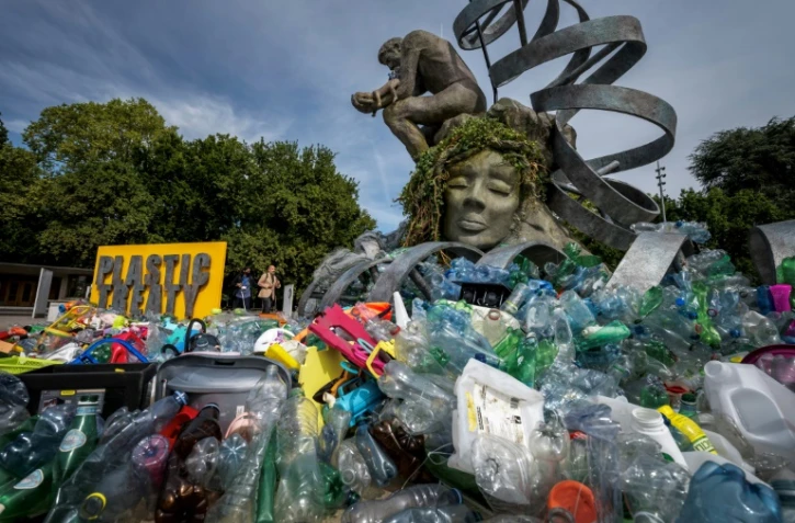 "Le fardeau du Penseur": une oeuvre éphémère et évolutive de l'artiste et activiste canadien Benjamin Von Wong, où une réplique de la statue de Rodin se retrouve engluée dans des déchets plastique, est installée depuis lundi 4 août devant le siège de l'Onu à Genève à l'occasion des négociations internationales destinées à réduire la pollution plastique qui commencent mardi 5 août 2025
