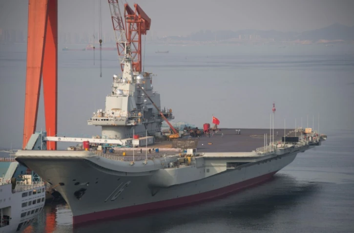 Le porte-avion chinois Liaoning accoste au port martime de Dalian au nord-est de la Chine le 6 juillet 2014