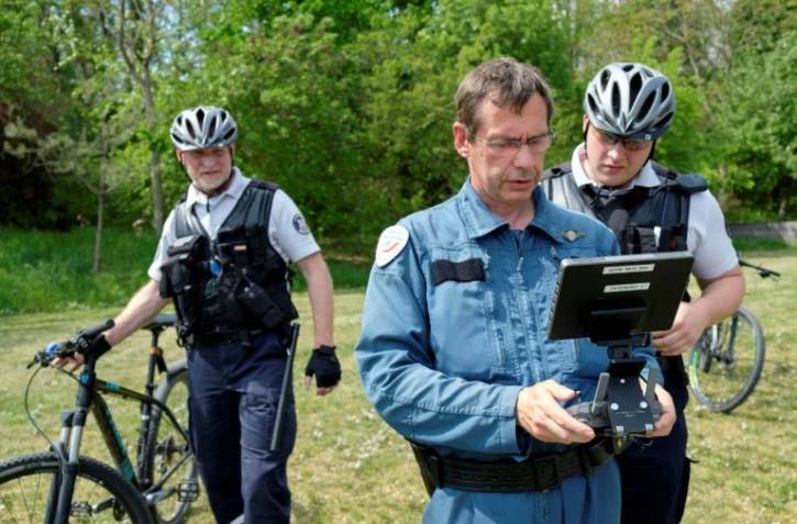 Un policier aux frontières fait une démonstration avec un drone de surveillance qui traque les contrevenants au confinement, depuis un espace vert à Metz, le 24 avril 2020