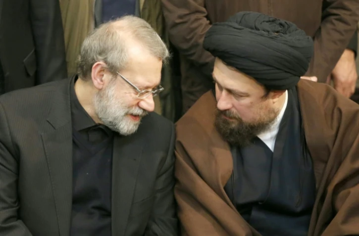 Le chef du Conseil suprême de sécurité nationale iranien Ali Larijani (à gauche) s'entretient avec Hassan Khomeini, petit-fils du fondateur de la République islamique, le 9 janvier 2017 à Téhéran