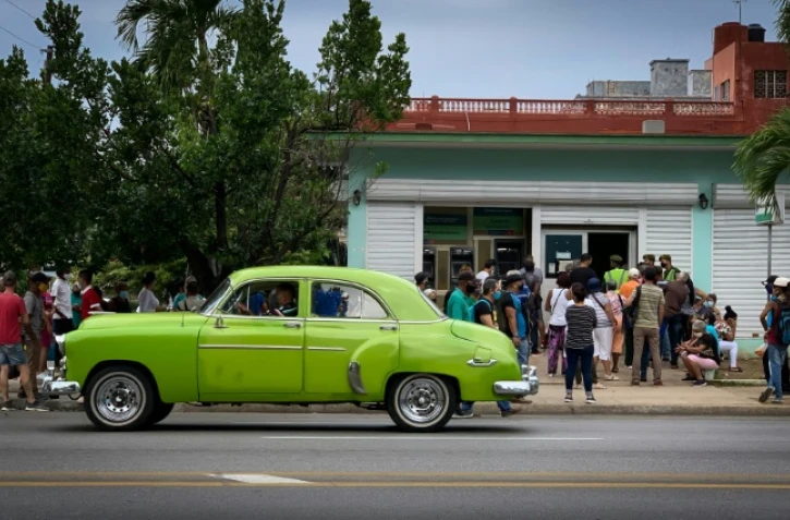Des Cubains font la queue devant une banque, le 4 janvier 2021 à La Havane