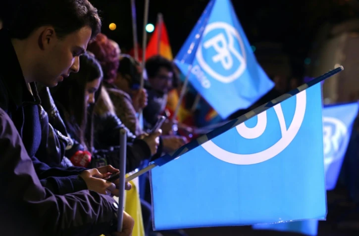 Les partisans du Parti populaire (PP) rassemblés devant le siège du parti le 20 décembre 2015 à Madrid