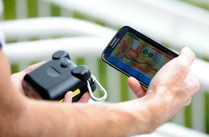 Un microcapteur de pollution de l'air connecté à un téléphone à Grenoble le 9 mai 2016