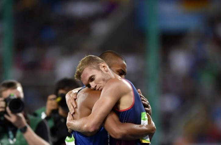 L'Américain Ashton Eaton (g) champion olympique du décathlon et le Français Kevin Mayer, médaillé d'argent, le 18 août 2016 aux JO de Rio