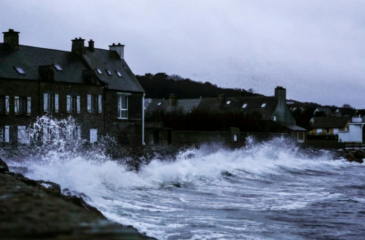 Fortes vagues et vents violents le long de la cote nord-ouest de la France au Becquet, le 27 décembre 2020