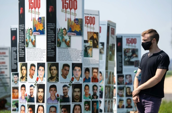 Des milliers de photos de personnes tuées en Iran lors d'exécutions de masse en 1988 et lors de manifestations anti-régime plus récentes, à  Washington le 4 septembre 2020