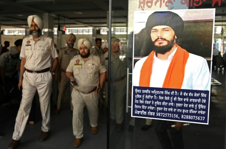 Un avis de recherche du chef séparatiste sikh Amritpal Singh dans une gare d'Amritsar, au Pendjab, le 13 avril 2023