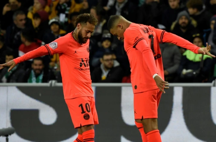 Kylian Mbappé et Neymar fêtent le but du premier dans le large succès du PSG contre Saint-Etienne à Geoffroy-Guichard, le 15 décembre 2019
