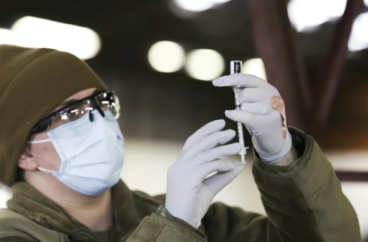Un infirmier de la garde nationale américaine s'apprête à vacciner un patient dans un centre de vaccination de masse à Ridgefield, dans l'Etat de Washington, le 26 janvier 2021