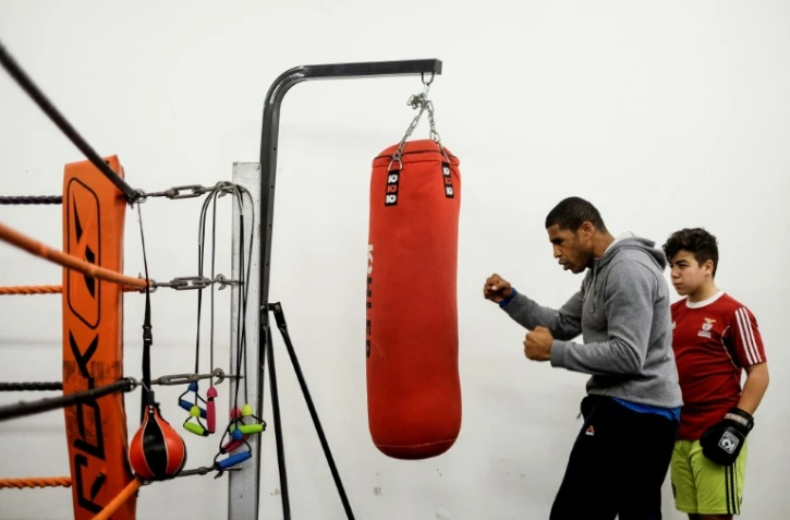 Depuis qu'il a perdu la vue Jorge Pina, l'ancien champion amateur des poids moyens, montre des enchaînements de boxe à des enfants défavorisés de Lisbonne. A la fondation Jorge Pina, le 22 février 2017