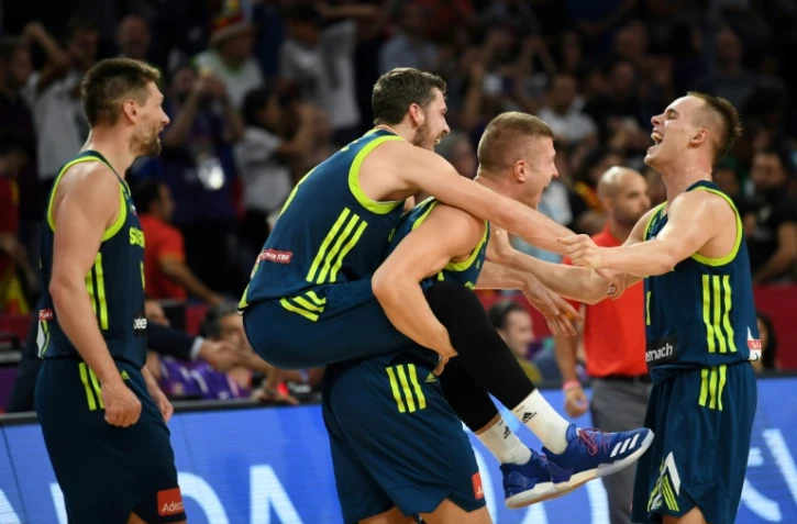 Les joueurs slovènes exultent après leur qualification en finale de l'Euro de basket au détriment de l'Espagne, le 14 septembre 2017 à Istanbul