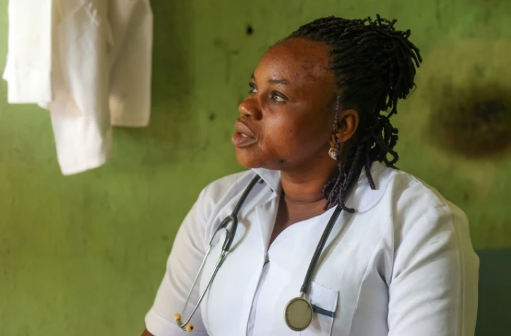L'infirmière Andat Datau dans une clinique alimentée par l'énergie solaire dans le village de Sabon Gida, dans l'Etat de Nassarawa, le 17 octobre 2023 au Nigeria