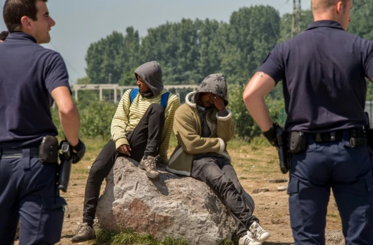 Des policiers surveillent des migrants à Calais, le 1er juin 2017