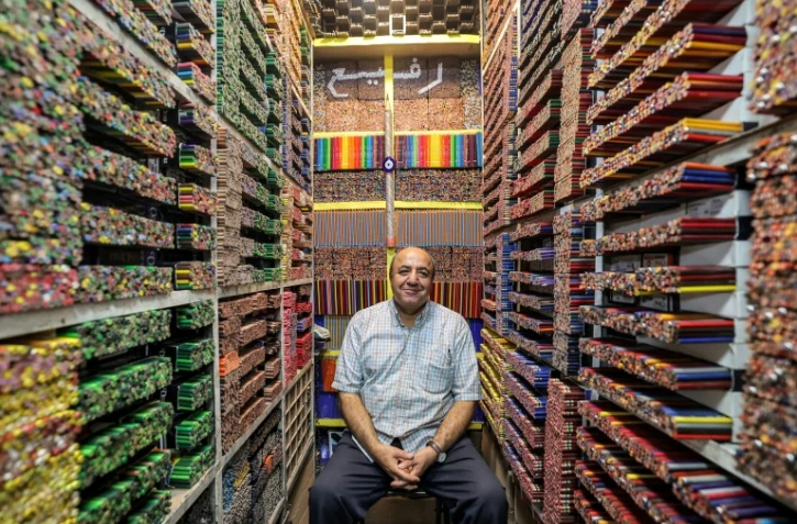 Photo prise le 22 mai 2023 montrant Mohammad Rafi, un vendeur de crayons de couleurs dans son magasin, dans le grand bazar de Téhéran