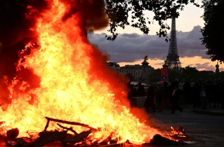 Un incendie à Paris le jour des manifestations "contre la vie chère", avec la tour Eiffel en arrière-plan, le 17 octobre 2026
