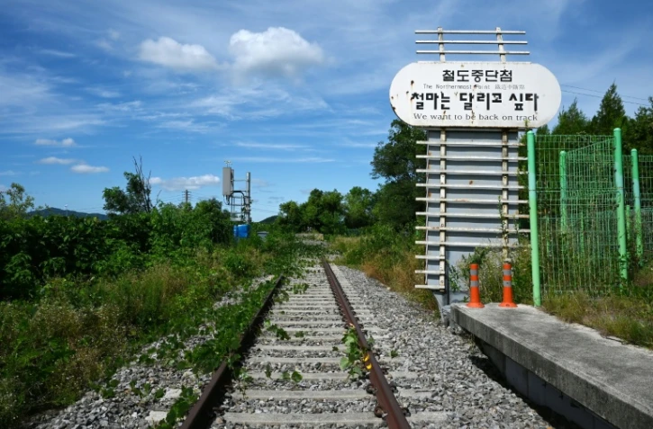 Une voie ferrée à la gare de Baengmagoji, dans la ville sud-coréenne de Cheorwon, près de la zone démilitarisée séparant les deux Corée, le 10 août 2026 