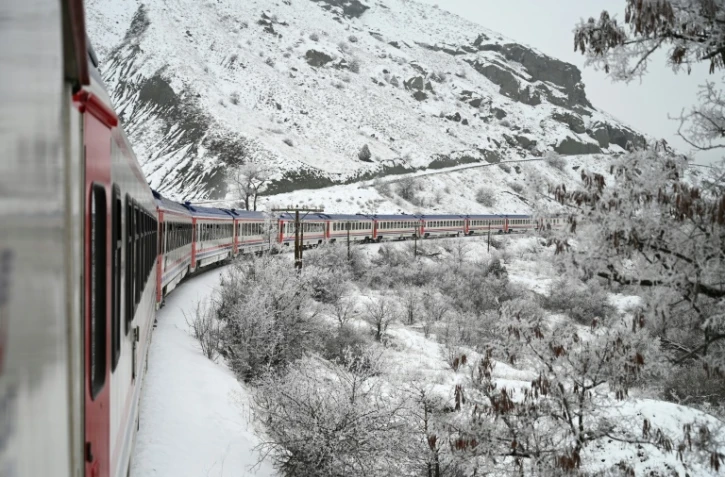 L'Express de l'Est traverse un paysage enneigé près d'Ilic, en Turquie, le 6 janvier 2022