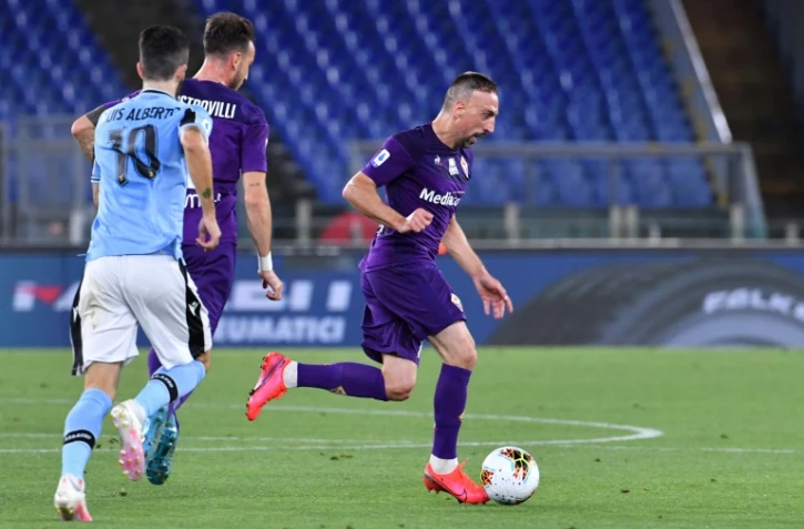 L'attaquant français de la Fiorentina, Franck Ribéry (d), buteur lors du match de Serie A face à la Lazio, à Rome, le 27 juin 2020