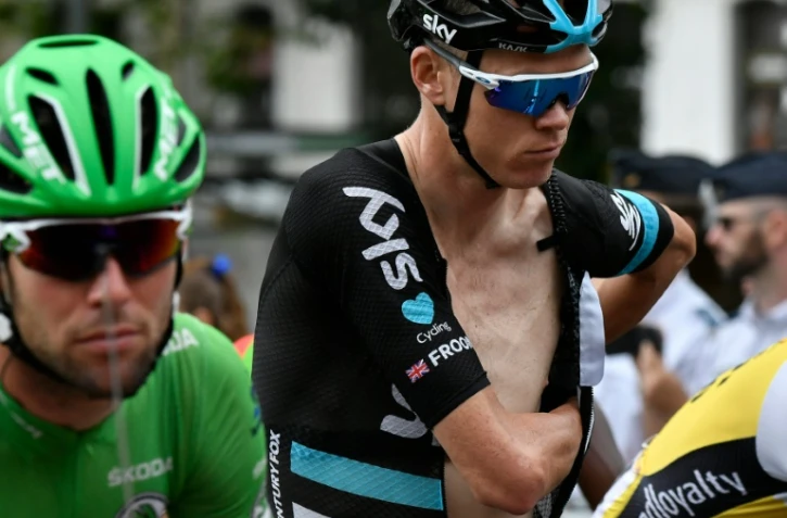 Le Britannique Chris Froome (Sky) ajuste son maillot lors de la 8e étape du Tour de France, le 9 juillet 2016 à Pau