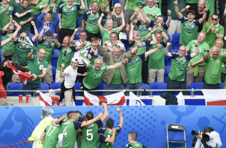 Les joueurs de l'Irlande du Nord célèbrent un but de leur équipe contre l'Ukraine, au premier tour de l'Euro, à Décines-Charpieu, près de Lyon, le 16 juin 2016