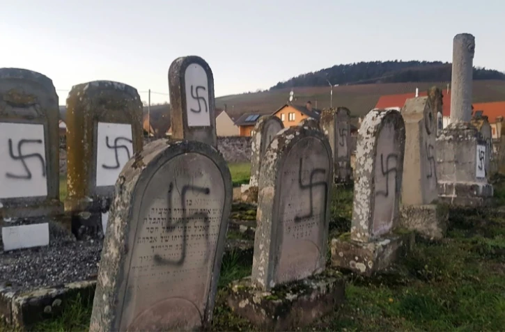 Des tombes profanées du cimetière juif de Westhoffen, le 3 décembre 2019