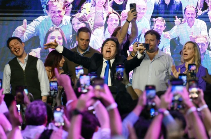 Le président argentin Javier Milei (centre), fête sa victoire aux législatives de mi-mandat, le 26 octobre 2025 à Buenos Aires