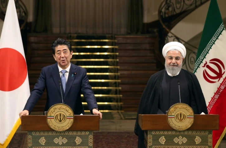 Le président iranien Hassan Rohani (d) et le Premier ministre japonais Shinzo Abe lors d'une conférence de presse commune, le 12 juin 2019 à Téhéran
