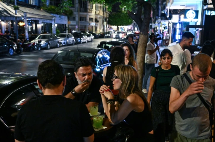 Des fêtards dans un bar du quartier Mar Mikhaël à Beyrouth, le 22 juin 2024