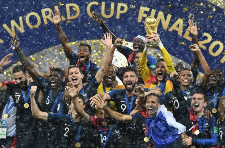 Les Bleus posent avec le trophée après avoir battu les Croates en finale du Mondial, le 15 avril 2018 au stade Loujniki à Moscou