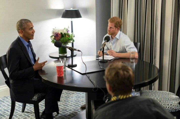 Photo non-datée diffusée par Kensington Palace le 17 décembre 2017 du prince Harry qui interviewe l'ex-président américain Barack Obama