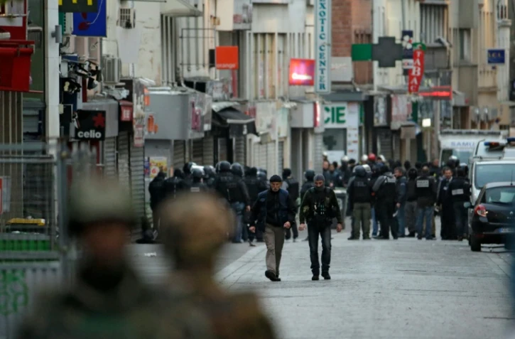 Des policiers dans une rue de Saint-Denis lors d'une opération antiterroriste contre des hommes retranchés dans un appartement, en lien avec les attentats de Paris, le 18 novembre 2015