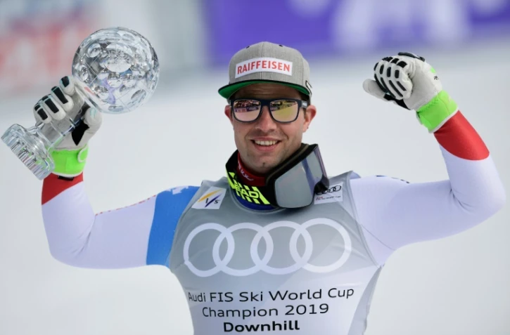 Le Suisse Beat Feuz pose avec le globe de la descente, à l'issue de la descente de Coupe du monde de Soldeu en Andorre, le 13 mars 2019